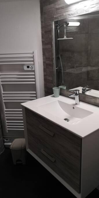 Duplex Au Centre Ville, Dans Cour Interieure Calme 돌 외부 사진